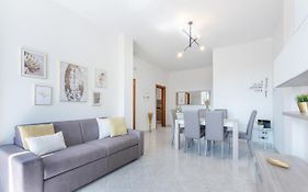 Luminoso Appartamento con Terrazzo Vicino all'Universita'